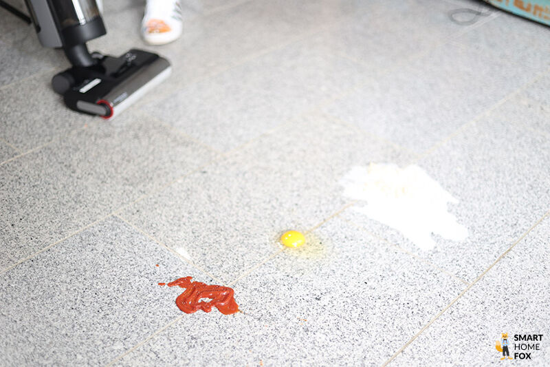 Reinigung von feuchtem Schmutz auf Fliesen mit Dreame Wischsaugern